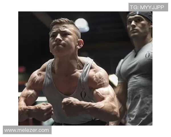 足坛巨星展现健美肌肉风采力量与速度兼具的足球偶像